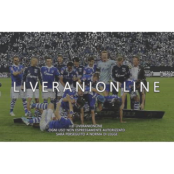 firo : Fußball,Fussball, 23.07.2011 1.BL, 1.Bundesliga, Saison 2011/2012 Supercup 2011, FC SCHALKE 04 - BVB, Borussia Dortmund, 4:3 n.E. Siegerehrung, Team, Mannschaft Schalke mit Pokal, Supercup, Sturz über die Bande,Humor, lustig, witzig $worldrightsEs gelten unsere AGB, einsehbar auf www.firosportphoto.de copyright by firo sportphoto: Pfefferackerstr. 2a  45894 G e l s e n k i r c h e n www.firosportphoto.de mail@firosportphoto.de (V o l k s b a n k B o c h u m - W i t t e n ) BLZ.: 430 601 29 Kt. Nr.: 341 117 100 Tel:  0209 - 9304402 Fax:  0209 - 9304443