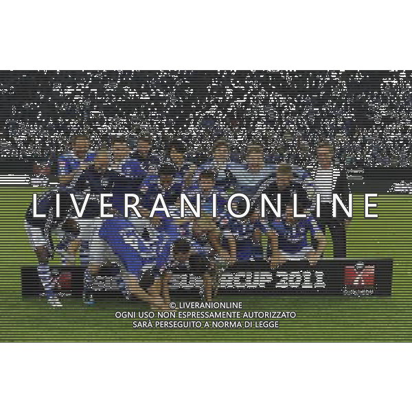firo : Fußball,Fussball, 23.07.2011 1.BL, 1.Bundesliga, Saison 2011/2012 Supercup 2011, FC SCHALKE 04 - BVB, Borussia Dortmund, 4:3 n.E. Siegerehrung, Team, Mannschaft Schalke mit Pokal, Supercup, Sturz über die Bande,Humor, lustig, witzig $worldrightsEs gelten unsere AGB, einsehbar auf www.firosportphoto.de copyright by firo sportphoto: Pfefferackerstr. 2a  45894 G e l s e n k i r c h e n www.firosportphoto.de mail@firosportphoto.de (V o l k s b a n k B o c h u m - W i t t e n ) BLZ.: 430 601 29 Kt. Nr.: 341 117 100 Tel:  0209 - 9304402 Fax:  0209 - 9304443