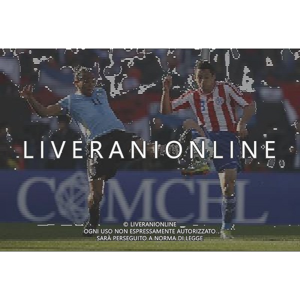 (110724) -- BUENOS AIRES, July 24, 2011 () -- Uruguay\'s Alvaro Pereira (L) vies for the ball with Paraguay\'s Ivan Piris (R) during the final match of Copa America 2011, in Buenos Aires, Argentina, on July 24, 2011. (/Guillermo Arias)