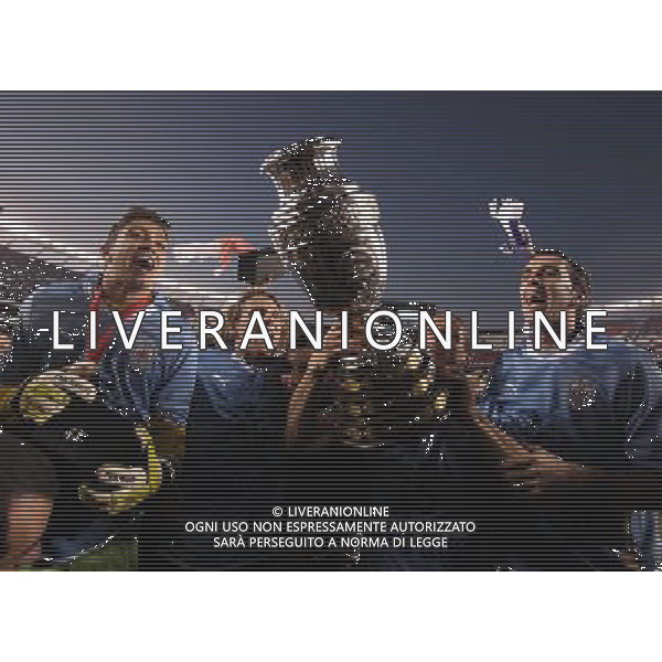 (110724) -- BUENOS AIRES, July 24, 2011 (Xinhua) -- Paraguay\\'b4s Pablo Zeballos\ (i) Uruguay`s Diego Lugano\ (d) (Xinhua/Martín Zabala)