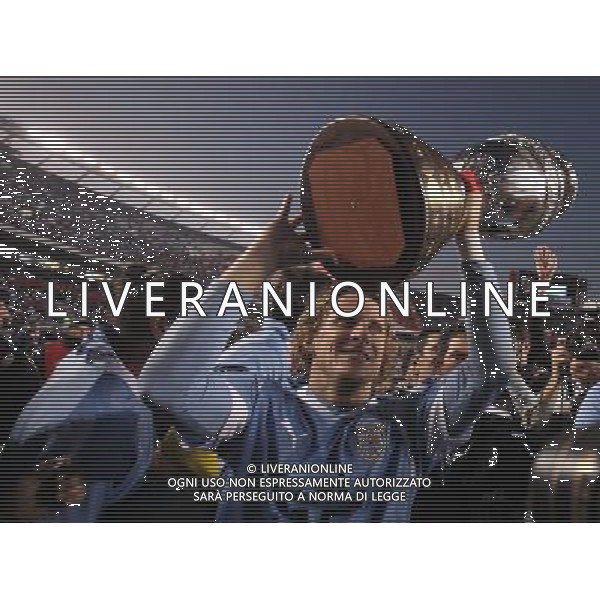 (110724) -- BUENOS AIRES, July 24, 2011 (Xinhua) -- Paraguay\\'b4s Pablo Zeballos\ (i) Uruguay`s Diego Lugano\ (d) (Xinhua/Martín Zabala)