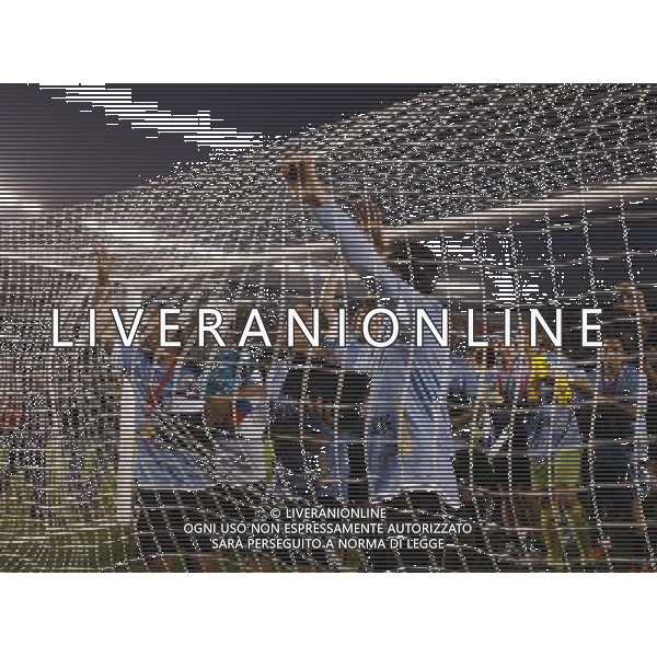 (110724) --BUENOS AIRES, July 24, 2011 (Xinhua) --Uruguay `s player fights for the ball against Paraguay`s during the final Copa América Argentina 2011 match, in Buenos Aires, Argentina, July 24, 2011. (Xinhua/Guillermo Arias) AG ALDO LIVERANI ONLY ITALY