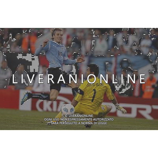 (110724) --BUENOS AIRES, July 24, 2011 () --Uruguay `s player fights for the ball against Paraguay`s during the final Copa AmÈrica Argentina 2011 match, in Buenos Aires, Argentina, July 24, 2011. (/Guillermo Arias)