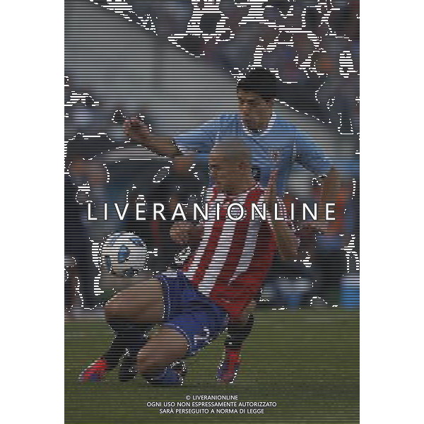 (110724) --BUENOS AIRES, July 24, 2011 () --Uruguay `s player fights for the ball against Paraguay`s during the final Copa AmÈrica Argentina 2011 match, in Buenos Aires, Argentina, July 24, 2011. (/Guillermo Arias)