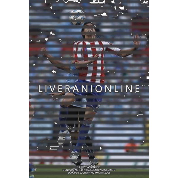 (110724) --BUENOS AIRES, July 24, 2011 () --Uruguay `s player fights for the ball against Paraguay`s during the final Copa AmÈrica Argentina 2011 match, in Buenos Aires, Argentina, July 24, 2011. (/Guillermo Arias)