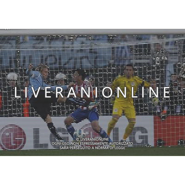 (110724) --BUENOS AIRES, July 24, 2011 () --Uruguay `s player fights for the ball against Paraguay`s during the final Copa AmÈrica Argentina 2011 match, in Buenos Aires, Argentina, July 24, 2011. (/Guillermo Arias)