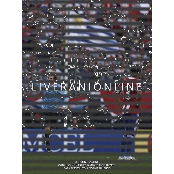 (110724) --BUENOS AIRES, July 24, 2011 () --Uruguay `s player fights for the ball against Paraguay`s during the final Copa AmÈrica Argentina 2011 match, in Buenos Aires, Argentina, July 24, 2011. (/Guillermo Arias)