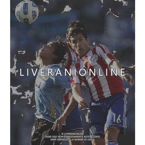(110724) -- BUENOS AIRES, julio 24, 2011 () -- Uruguay`s Alvaro Gonzalez\ Paraguay\\'b4s Cristian Riveros\(/Claudio Cruz)