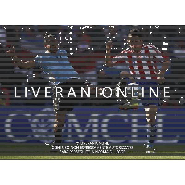 (110724) --BUENOS AIRES, July 24, 2011 () --Uruguay `s player fights for the ball against Paraguay`s during the final Copa AmÈrica Argentina 2011 match, in Buenos Aires, Argentina, July 24, 2011. (/Guillermo Arias)