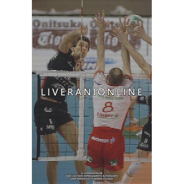 Ancona 18/04/2004 Volley Maschile Lube Macerata - Sisley Treviso Nella Foto: schiacciata di Dineikin stanislav e a muro Bracci Marco Ph: Chodi Cristiano/Ag. Aldo Liverani