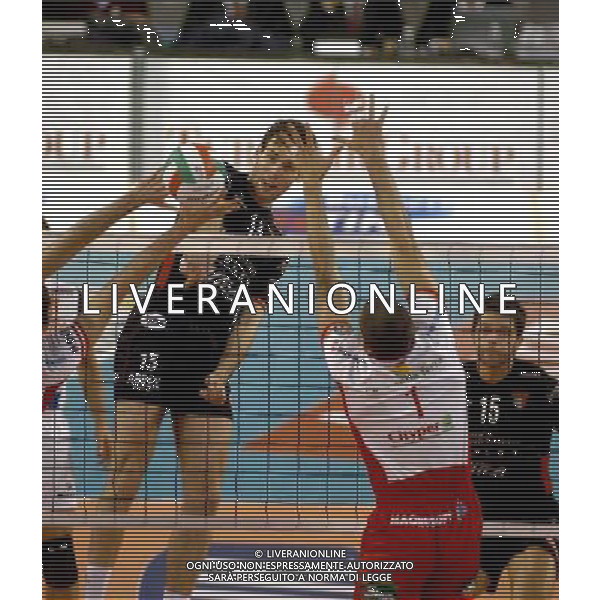 Ancona 18/04/2004 Volley Maschile Lube Macerata - Sisley Treviso Nella Foto: schiacciata di Tencati Luca Ph: Chodi Cristiano/Ag. Aldo Liverani