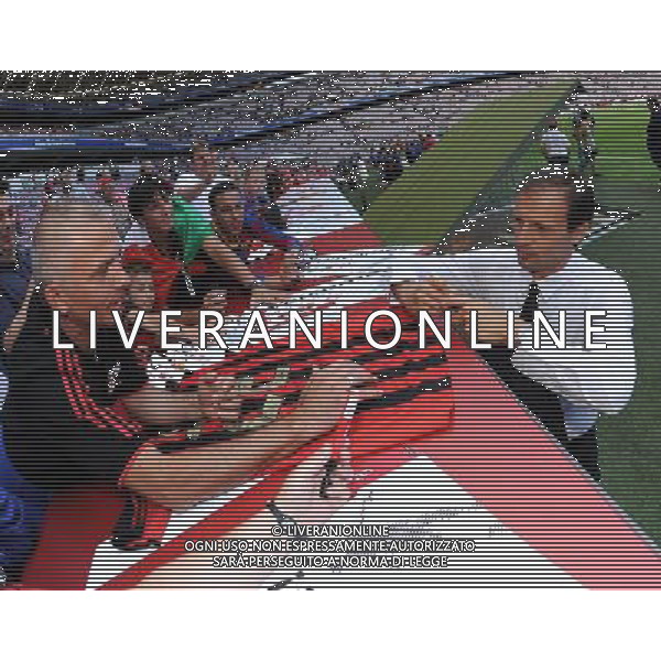 Audi Cup 2011 Bayern Monaco-Barcellona-International Porto Alegre-Milan Monaco Di Baviera (Germania) - 27.07.2011 International Porto Alegre-Milan Nella Foto:allegri firma la maglia di kaka /Ph.Vitez-Ag. Aldo Liverani