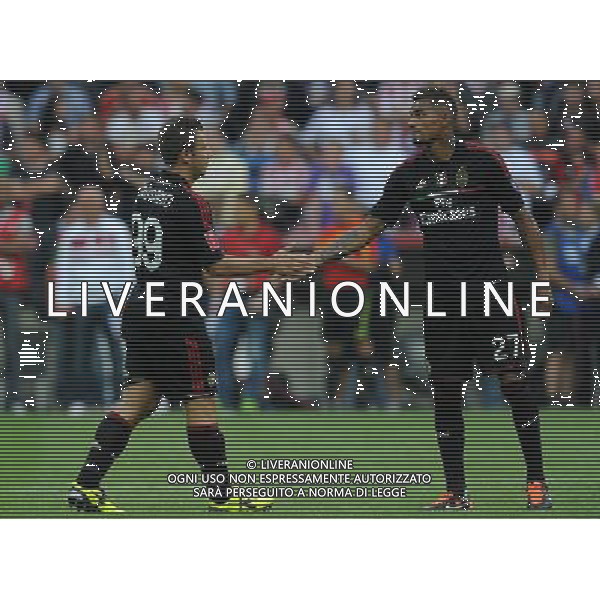 Audi Cup 2011 Bayern Monaco-Barcellona-International Porto Alegre-Milan Monaco Di Baviera (Germania) - 27.07.2011 International Porto Alegre-Milan Nella Foto:boateng consola cassano dopo il rigore sbagliato /Ph.Vitez-Ag. Aldo Liverani