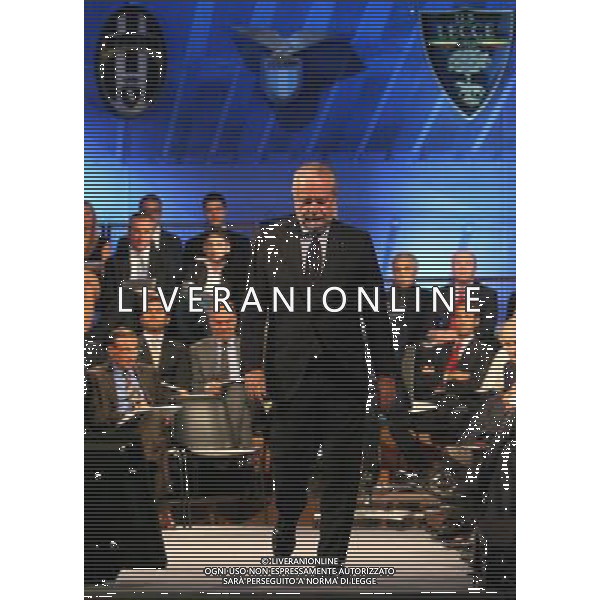 MILANO 27/7/2011 STUDI TELEVISIVI DI SPORT ITALIA VIA FELTRE PERESENTAZIONE DEL CALENDARIO DELLA SERIE A TIM 2011/2012 NELLA FOTO MASSIMO CELLINO CERCA DI CONVINCERE AURELIO DE LAURENTIIS A RIENTRARE NELLO STUDIO FOTO ROMANO/AG ALDO LIVERANI