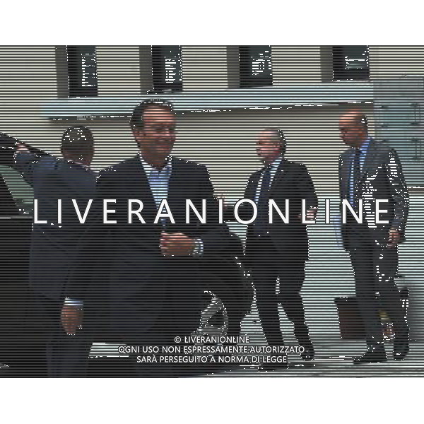 MILANO 27/7/2011 STUDI TELEVISIVI DI SPORT ITALIA VIA FELTRE PERESENTAZIONE DEL CALENDARIO DELLA SERIE A TIM 2011/2012 NELLA FOTO AURELIO DE LAURENTIIS ABBANDONA LO STUDIO ARRABIATO PER I SORTEGGI DEL CALENDARIO FOTO ROMANO/AG ALDO LIVERANI