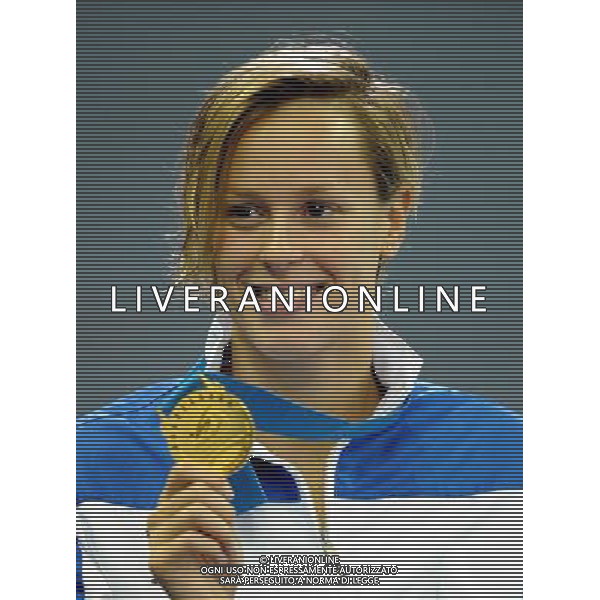 (110727) -- SHANGHAI, July 27, 2011 () -- Federica Pellegrini of Italy poses in the awarding ceremony of women\'s 200m freestyle swimming event at the 14th FINA World Championships in Shanghai, east China, July 27, 2011. Federica Pellegrini claimed the title with 1:55.58. (/Yang Zongyou) (sqq)