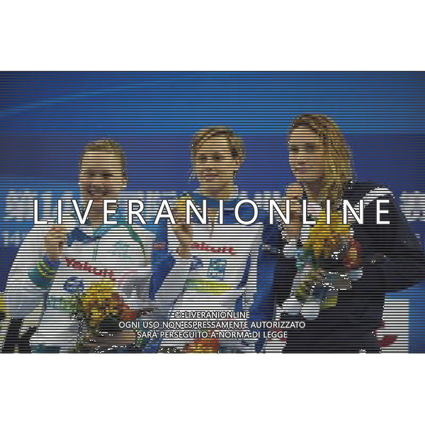 (110727) -- SHANGHAI, July 27, 2011 () -- Federica Pellegrini (C) of Italy, Kylie Palmer (L) of Australia, Camille Muffat of France pose in the awarding ceremony of women\'s 200m freestyle swimming event at the 14th FINA World Championships in Shanghai, east China, July 27, 2011. Federica Pellegrini claimed the title with 1:55.58. Kylie Palmer won the silver medal with 1:56.04. Camille Muffat got the bronze medal with 1:56.10. (/Guo Yong) (sqq)