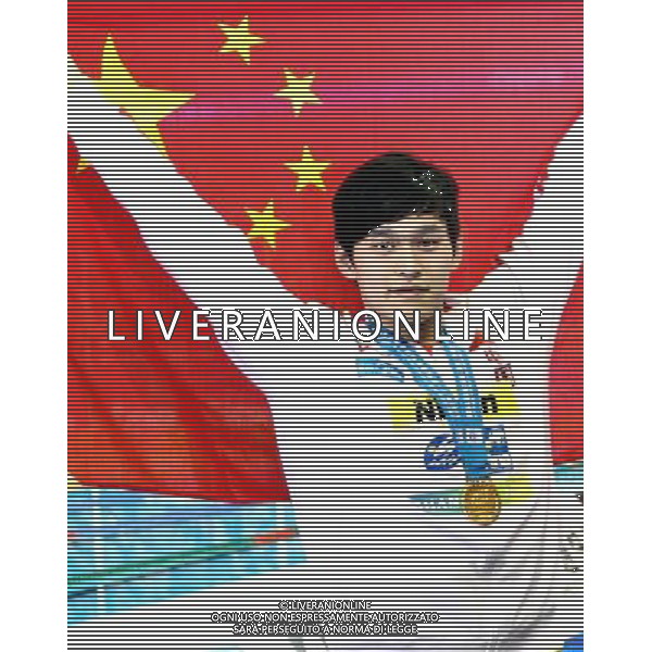 (110727) -- SHANGHAI, July 27, 2011 () -- Sun Yang of China poses after the awarding ceremony of men\'s 800m freestyle swimming event at the 14th FINA World Championships in Shanghai, east China, July 27, 2011. Sun Yang claimed the title with 7:38.57. (/Fan Jun) (sqq)