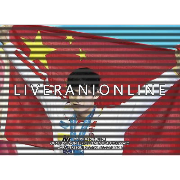 (110727) -- SHANGHAI, July 27, 2011 () -- Sun Yang of China poses after the awarding ceremony of men\'s 800m freestyle swimming event at the 14th FINA World Championships in Shanghai, east China, July 27, 2011. Sun Yang claimed the title with 7:38.57. (/Chen Fei) (sqq)