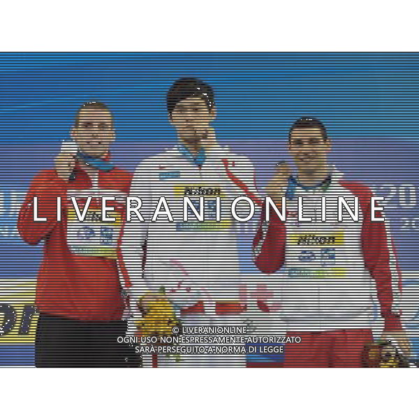 (110727) -- SHANGHAI, July 27, 2011 () -- Sun Yang (C) of China, Ryan Cochrane (L) of Canada, Gergo Kis of Hungary pose in the awarding ceremony of men\'s 800m freestyle swimming event at the 14th FINA World Championships in Shanghai, east China, July 27, 2011. Sun Yang claimed the title with 7:38.57. Ryan Cochrane won the silver medal with 7:41.86. Gergo Kis got the bronze medal with 7:44.94. (/Guo Yong) (sqq)