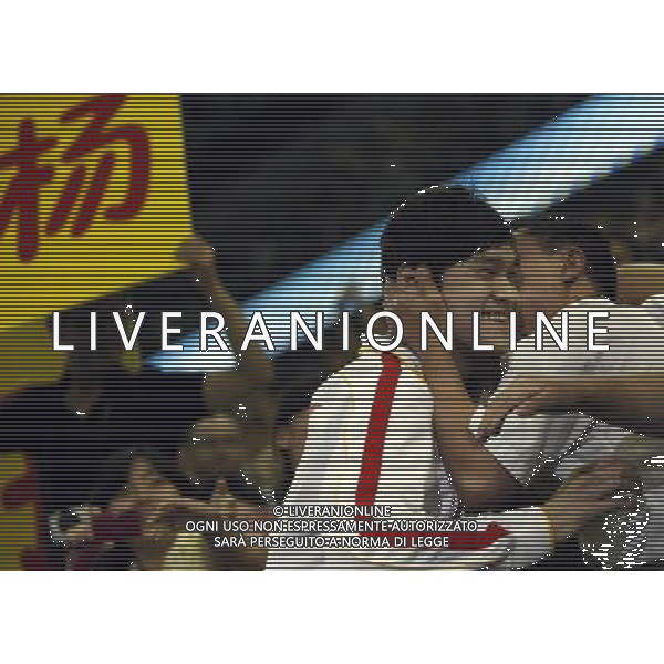 (110727) -- SHANGHAI, July 27, 2011 () -- Sun Yang of China (L) hugs his uncle Sun Quanming after the awarding ceremony of men\'s 800m freestyle swimming event at the 14th FINA World Championships in Shanghai, east China, July 27, 2011. Sun Yang claimed the title with 7:38.57. (/Fei Maohua) (sqq)