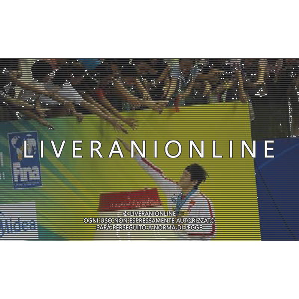 (110727) -- SHANGHAI, July 27, 2011 () -- Sun Yang of China greets the public after the awarding ceremony of men\'s 800m freestyle swimming event at the 14th FINA World Championships in Shanghai, east China, July 27, 2011. Sun Yang claimed the title with 7:38.57. (/Yang Zongyou) (sqq)
