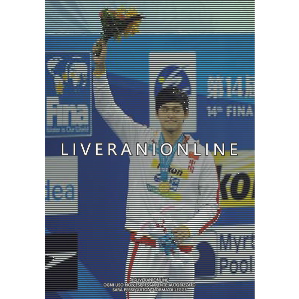 (110727) -- SHANGHAI, July 27, 2011 () -- Sun Yang of China poses in the awarding ceremony of men\'s 800m freestyle swimming event at the 14th FINA World Championships in Shanghai, east China, July 27, 2011. Sun Yang claimed the title with 7:38.57. (/Yang Zongyou) (sqq)