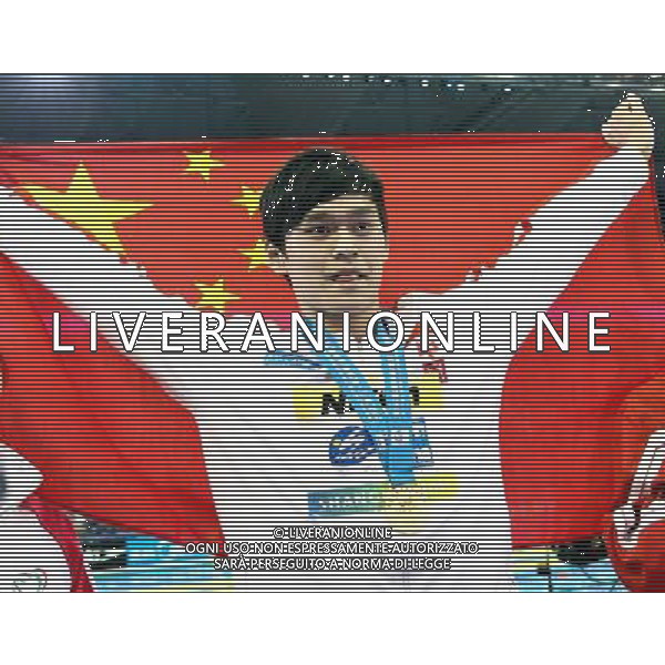 (110727) -- SHANGHAI, July 27, 2011 () -- Sun Yang of China poses in the awarding ceremony of men\'s 800m freestyle swimming event at the 14th FINA World Championships in Shanghai, east China, July 27, 2011. Sun Yang claimed the title with 7:38.57. (/Fan Jun) (sqq)