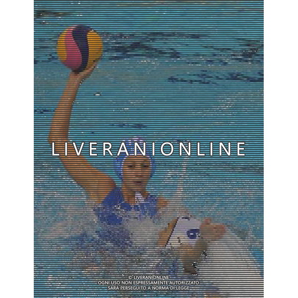 (110727) -- SHANGHAI, July 27, 2011 () -- Giulia Rambaldi Guidasci (back) of Italy competes in the semifinal of women\'s water polo event between Italy and Greece at the 14th FINA World Championships in Shanghai, east China, July 27, 2011. Greece won the match 14-11.(/Liu Ying) (sqq)