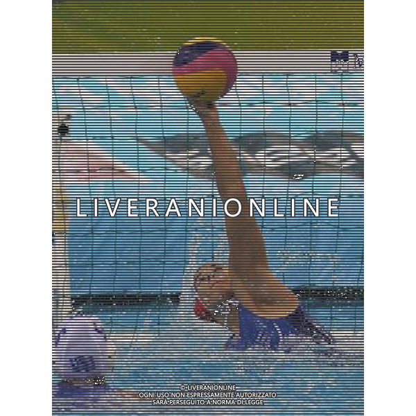 (110727) -- SHANGHAI, July 27, 2011 () -- Eleni Kouvdou (back) of Greece defends a shot in the semifinal of women\'s water polo event between Italy and Greece at the 14th FINA World Championships in Shanghai, east China, July 27, 2011. Greece won the match 14-11.(/Liu Ying) (sqq)