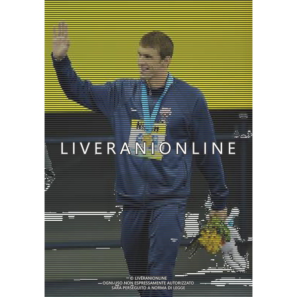 (110727) -- SHANGHAI, July 27, 2011 () -- Michael Phelps of the United States greets the public after the awarding ceremony of men\'s 200m butterfly swimming event at the 14th FINA World Championships in Shanghai, east China, July 27, 2011. Michael Phelps claimed the title with 1:53.34. (/Yang Zongyou) (sqq)