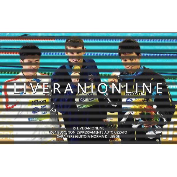(110727) -- SHANGHAI, July 27, 2011 () -- Michael Phelps (C) of the United States, Takeshi Matsuda (R) of Japan, Wu Peng of China pose in the awarding ceremony of men\'s 200m butterfly swimming event at the 14th FINA World Championships in Shanghai, east China, July 27, 2011. Michael Phelps claimed the title with 1:53.34. Takeshi Matsuda won the silver medal with 1:54.01. Wu Peng got the bronze medal with 1:54.67. (/Yang Zongyou) (sqq)