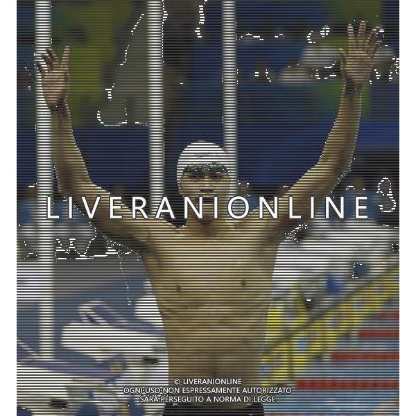 (110727) -- SHANGHAI, July 27, 2011 () -- Sun Yang of China waves to spectators after the final of men\'s 800m freestyle swimming event at the 14th FINA World Championships in Shanghai, east China, July 27, 2011. Sun Yang claimed the title with 7:38.57. (/Fei Maohua) (zgp)