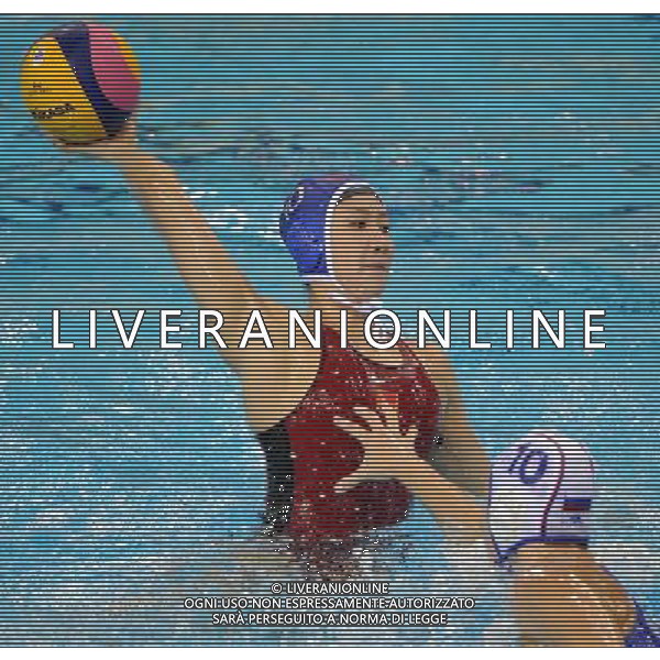 (110727) -- SHANGHAI, July 27, 2011 () -- Ma Huanhuan of China shoots in the semifinal of women\'s water polo event between China and Russia at the 14th FINA World Championships in Shanghai, east China, July 27, 2011. China won the match 13-12.(/Guo Yong) (sqq)