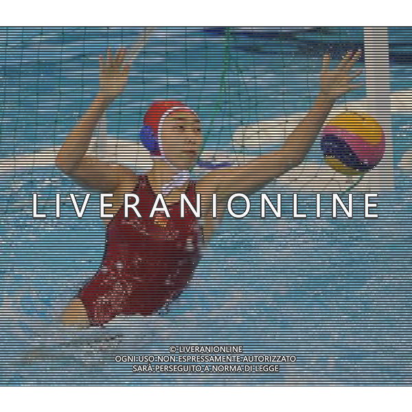 (110727) -- SHANGHAI, July 27, 2011 () -- Yang Jun of China defends a shot in the semifinal of women\'s water polo event between China and Russia at the 14th FINA World Championships in Shanghai, east China, July 27, 2011. China won the match 13-12.(/Guo Yong) (sqq)