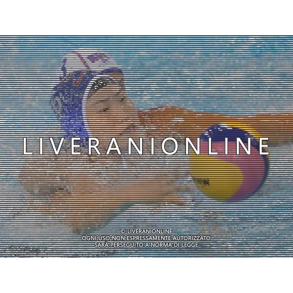 (110727) -- SHANGHAI, July 27, 2011 () -- Sun Yating (front) of China and Ekaterina Prokofyeva of Russia vie for the ball in the semifinal of women\'s water polo event between China and Russia at the 14th FINA World Championships in Shanghai, east China, July 27, 2011. China won the match 13-12.(/Guo Yong) (sqq)
