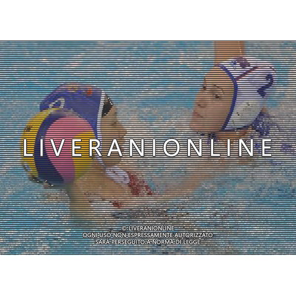 (110727) -- SHANGHAI, July 27, 2011 () -- Teng Fei (L) of China competes in the semifinal of women\'s water polo event between China and Russia at the 14th FINA World Championships in Shanghai, east China, July 27, 2011. China won the match 13-12.(/Guo Yong) (sqq)