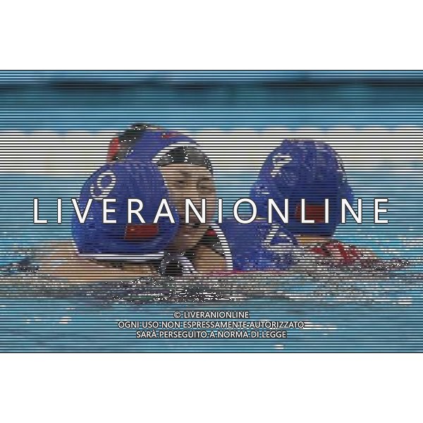 (110727) -- SHANGHAI, July 27, 2011 () -- Players of China celebrate after winning the semifinal of women\'s water polo against Russia at the 14th FINA World Championships in Shanghai, east China, July 27, 2011. China won the match 13-12.(/Liu Ying) (sqq)