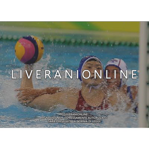 (110727) -- SHANGHAI, July 27, 2011 () -- Two players compete in the semifinal of women\'s water polo event between China and Russia at the 14th FINA World Championships in Shanghai, east China, July 27, 2011. China won the match 13-12. (/Liu Ying) (sqq)