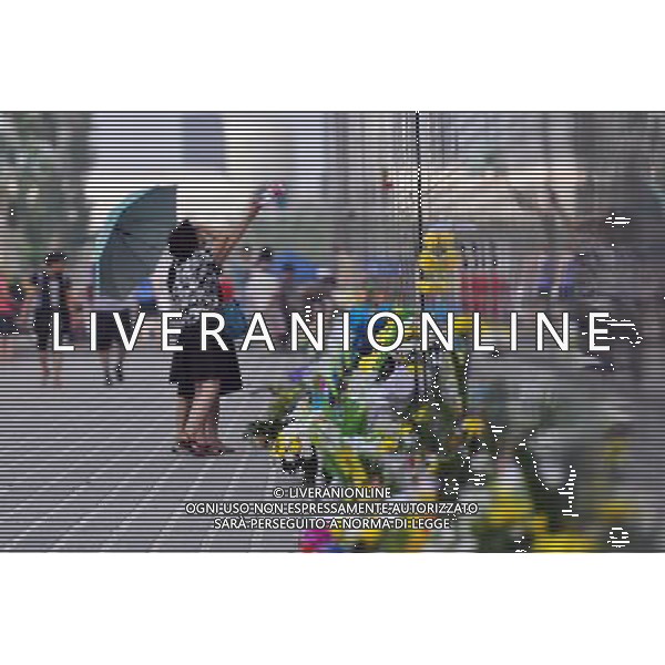 (110728) -- TANGSHAN, July 28, 2011 () -- Flowers are laid at a memorial wall in Tangshan, north China\'s Hebei Province, July 28, 2011. People from all walks of life came to a memorial park Thursday in Tangshan to commemorate the 35th anniversary of the Tangshan earthquake happened in 1976. (/Gao Wei)(mcg)