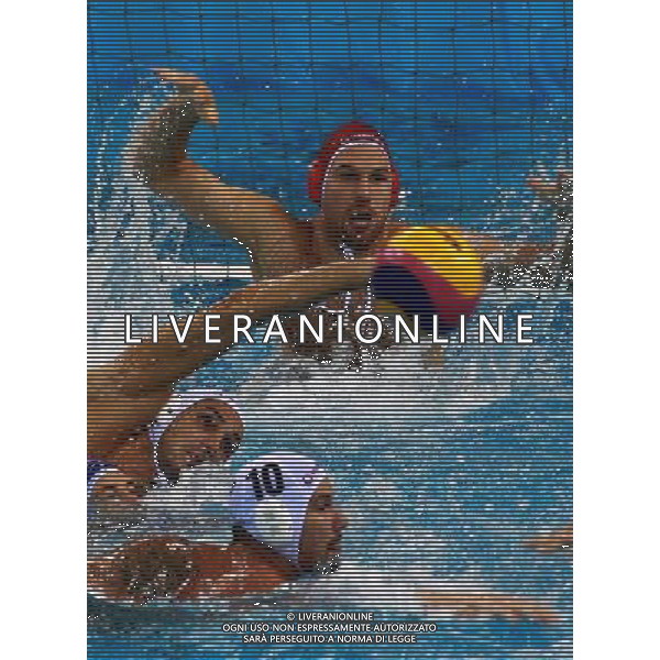 (110728) -- SHANGHAI, July 28, 2011 () -- The goalkeeper (back) of Hungary defends in the semifinal round of men\'s water polo event between Serbia and Hungary at the 14th FINA World Championships in Shanghai, east China, July 28, 2011. Serbia won the match 15-14.(/Pei Xin) (sqq)