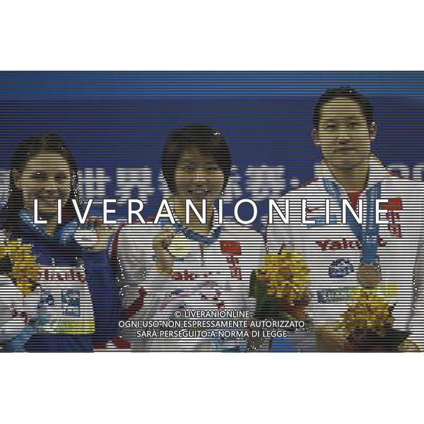 (110728) -- SHANGHAI, July 28, 2011 () -- Jiao Liuyang (C) and Liu Zige (R) of China, Ellen Gandy of Britain pose in the awarding ceremony of women\'s 200m butterfly swimming event at the 14th FINA World Championships in Shanghai, east China, July 28, 2011. Jiao Liuyang claimed the title with 2:05.55. Ellen Gandy won the silver medal with 2:05.59. Liu Zige got the bronze medal with 2:05.90. (/Ren Long) (sqq)
