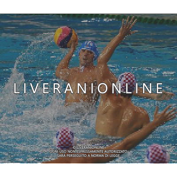 (110728) -- SHANGHAI, July 28, 2011 () -- Alex Giorgetti (back) of Italy competes in the semifinal round of men\'s water polo event between Italy and Croatia at the 14th FINA World Championships in Shanghai, east China, July 28, 2011. Italy won the match 9-8.(/Pei Xin) (sqq)