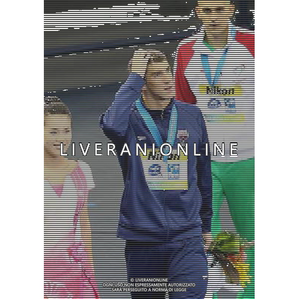 (110728) -- SHANGHAI, July 28, 2011 () --Michael Phelps (C) of the United States is seen after the awarding ceremony of men\'s 200m individual medley swimming event at the 14th FINA World Championships in Shanghai, east China, July 28, 2011. Michael Phelps won the silver medal with 1:54.16. (/Chen Fei) (sqq)