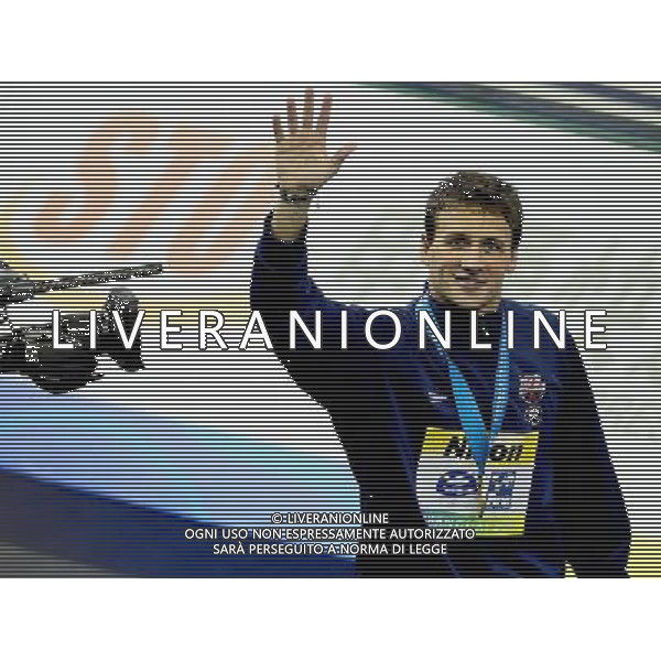 (110728) -- SHANGHAI, July 28, 2011 () -- Ryan Lochte of the United States greets the public after the awarding ceremony of men\'s 200m individual medley swimming event at the 14th FINA World Championships in Shanghai, east China, July 28, 2011. Ryan Lochte claimed the title and set a new world record with 1:54.00. (/Chen Fei) (sqq)