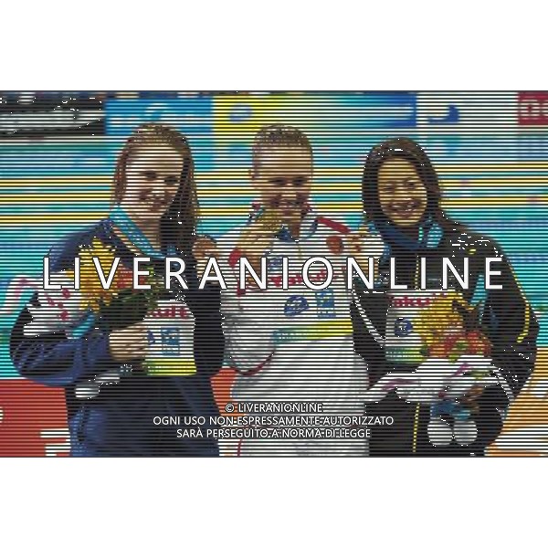 (110728) -- SHANGHAI, July 28, 2011 () -- Anastasia Zueva (C) of Russia, Aya Terakawa (R) of Japan, Melissa Franklin of the United States pose in the awarding ceremony of women\'s 50m backstroke swimming event at the 14th FINA World Championships in Shanghai, east China, July 28, 2011. Anastasia Zueva of Russia claimed the title with 27.79. Aya Terakawa won the silver medal with 27.93. Melissa Franklin got the bronze medal with 28.01. (/Yang Zongyou) (sqq)