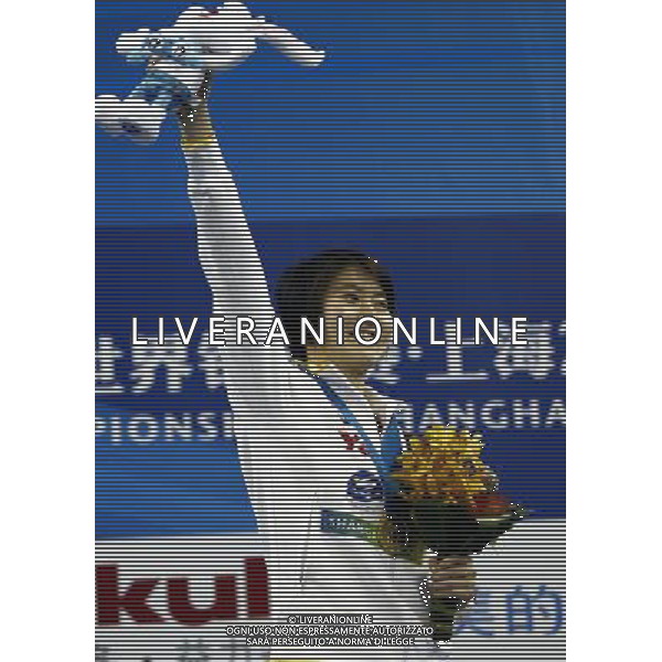 (110728) -- SHANGHAI, July 28, 2011 () -- Jiao Liuyang of China poses in the awarding ceremony of women\'s 200m butterfly swimming event at the 14th FINA World Championships in Shanghai, east China, July 28, 2011. Jiao Liuyang claimed the title with 2:05.55. (/Ren Long) (sqq)