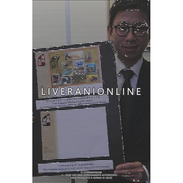 (110728) -- HONG KONG, July 28, 2011() -- A staff member presents \'The Complete Mainland Scenery Series\' Datestamped Souvenir Cover affixed with a Stamp Sheetlet in Hong Kong, south China, July 28, 2011. Hong Kong Post will release a new set of stamps and products of \'The Complete Mainland Scenery Series\' from Aug. 2, 2011. Hong Kong Post started to release post products of \'The Mainland Scenery Series\' since 2002, featuring ten famous scenic spots in Chinese mainland. (/Song Zhenping) (zhs)