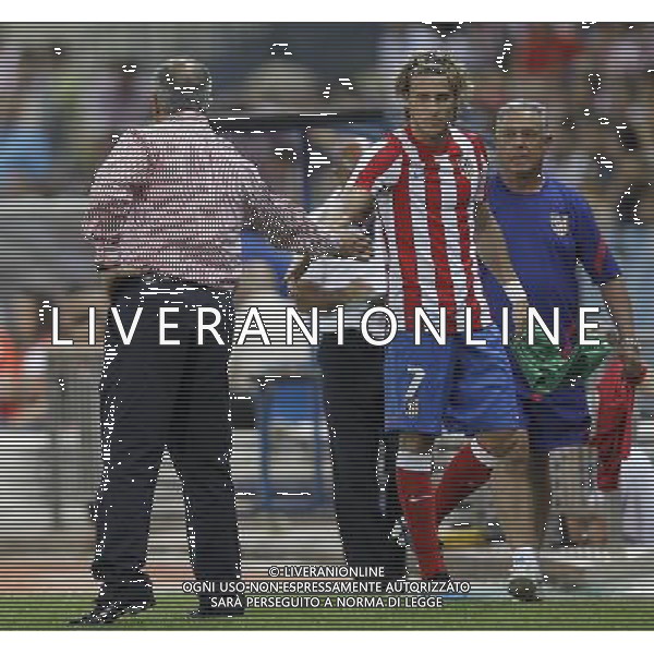 Madrid 28/07/2011.- Europa League preliminary round Atletico de Madrid vs Stromsgodset. Diego Forlan and coach Gregorio Manzano. Photo: Cesar Cebolla / ALFAQUI