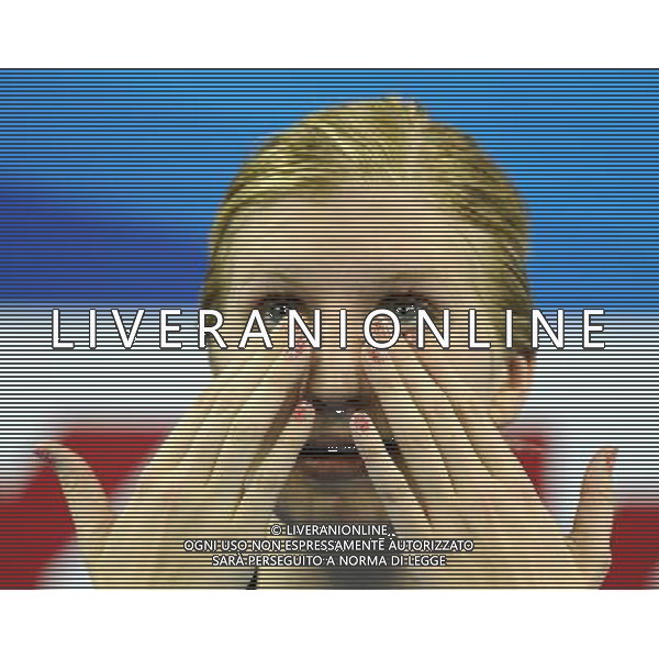 (110730) -- SHANGHAI, July 30, 2011 () -- Rebecca Adlington of Britain attends the awarding ceremony of women\'s 800m freestyle swimming event at the 14th FINA World Championships in Shanghai, east China, July 30, 2011. Rebecca Adlington of Britain claimed the title with 8:17.51. (/Yang Zongyou) (sqq)